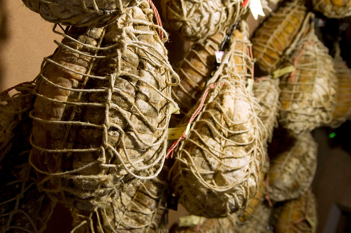 Nelle cantine secolari del Culatello di Zibello